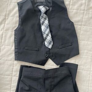 Van Heusen Charcoal Gray Vest and Pants Set